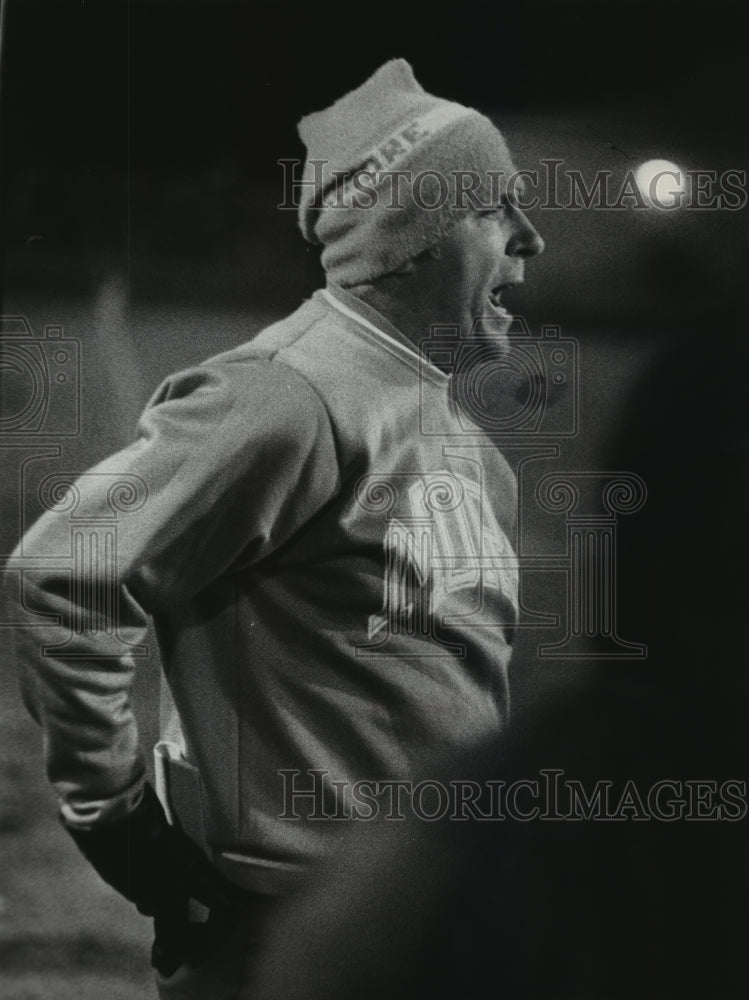 1976 Press Photo Football Coach Jim Haluska of Milwaukee&#39;s Thomas More - Historic Images