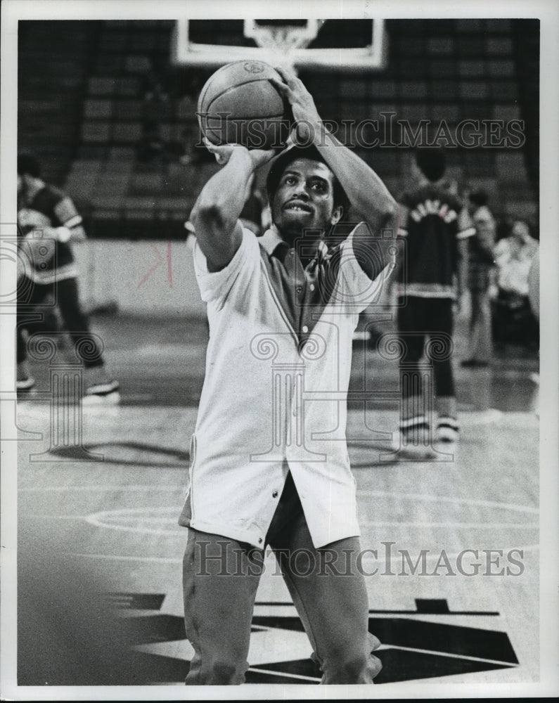 1976 Press Photo Dean Meminger Shooting A Basketball - mja67331 - Historic Images