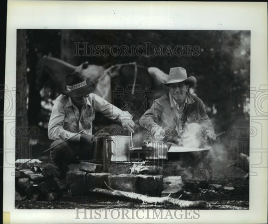 1984 Press Photo Riders follow a game trial at Colorado's Lichen Guest Ranch-Historic Images