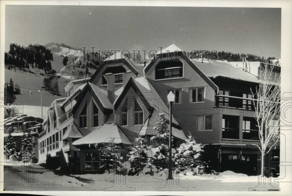 1990 Press Photo Snow covers the rooftops of the Little Nell, new hotel in Aspen- Historic Images