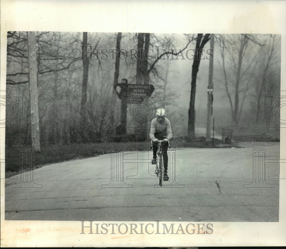 1985 Press Photo John Levy, Bicyclist at Menomonee River - mja67461 - Historic Images