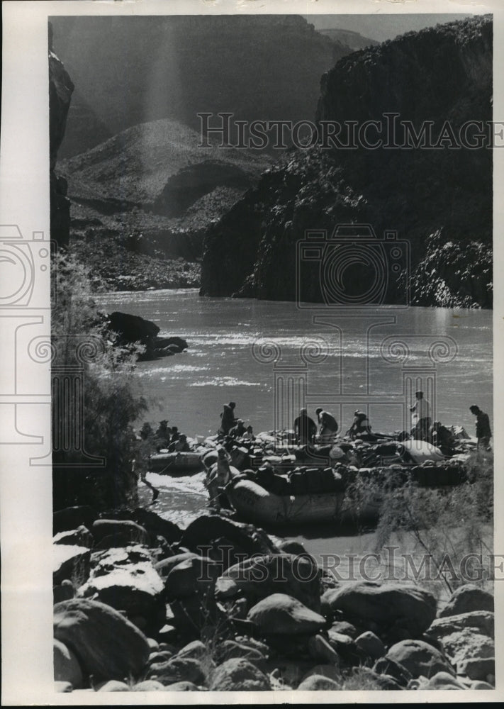 1967 Press Photo Floaters at Bottom of Grand Canyon Next to Colorado River-Historic Images