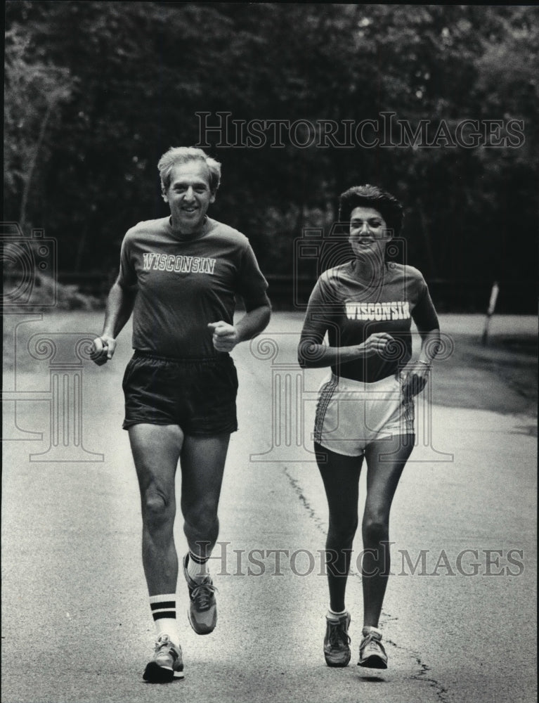 1985 Press Photo Jerry and Ellin Levy on a morning jog - mja67505 - Historic Images