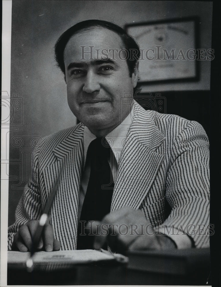 1974 Press Photo Dr. Donald Levy, plastic surgeon - mja67509-Historic Images