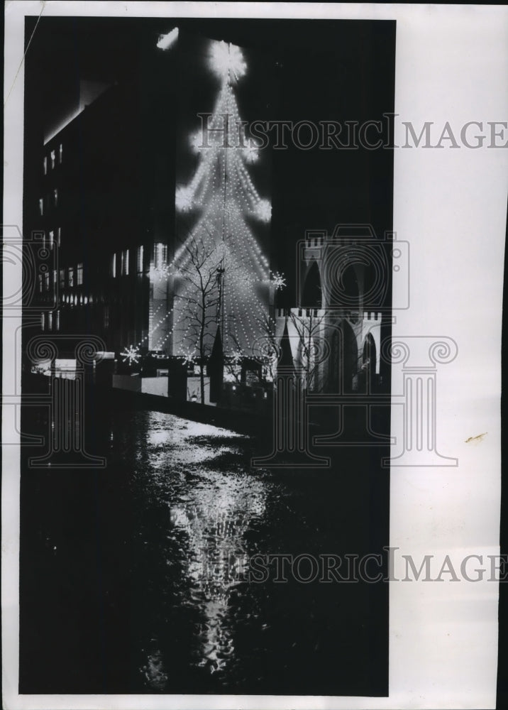 1961 Press Photo Christmas-Eighty Foot Tree of Lights at Mayfair Shopping Center-Historic Images