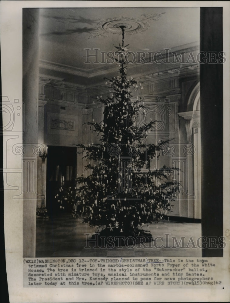 1962 Press Photo Toy-trimmed Christmas tree in North Foyer of the White House - Historic Images