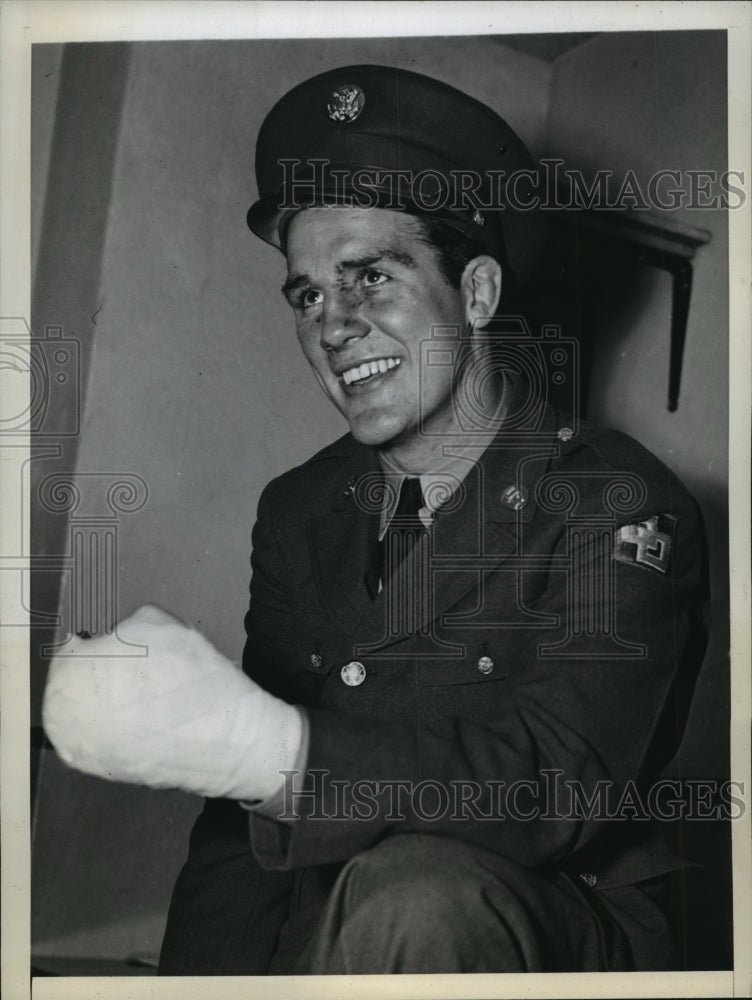 1942 Press Photo Number 1 Heavyweight Challenger Billy Conn at Laguardia Airport - Historic Images