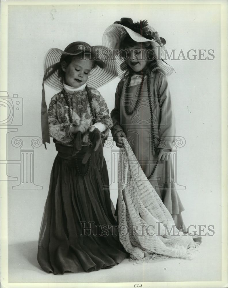 1983 Press Photo Girls Playing Dress Up Gives a Great Photo Opportunity-Historic Images