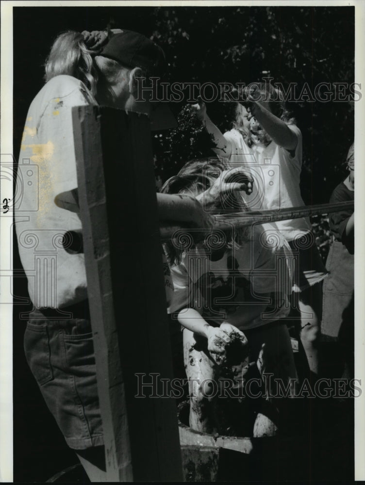 1994 Press Photo Kids at Cedarburg, Wisconsin Grape-Stomping Contest - mja67804-Historic Images