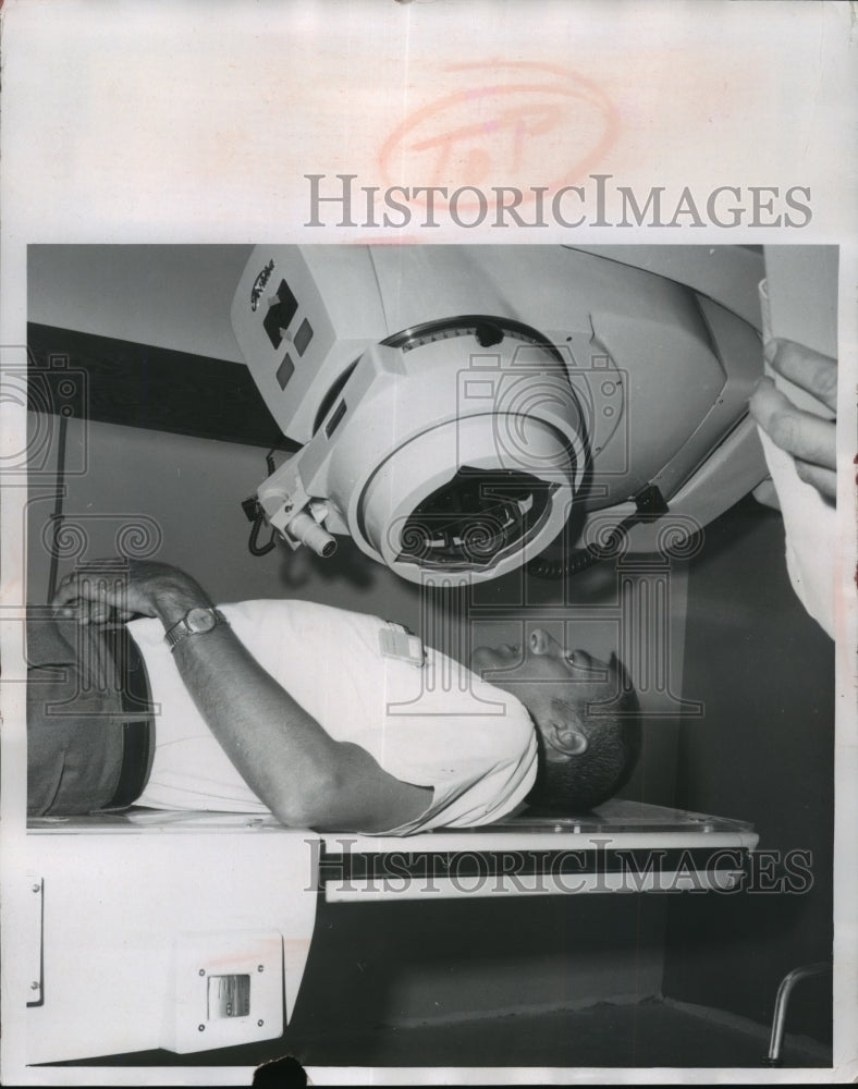 1969 Press Photo Richard Maxson Under Cancer Treatment Unit in Gunderson Clinic - Historic Images