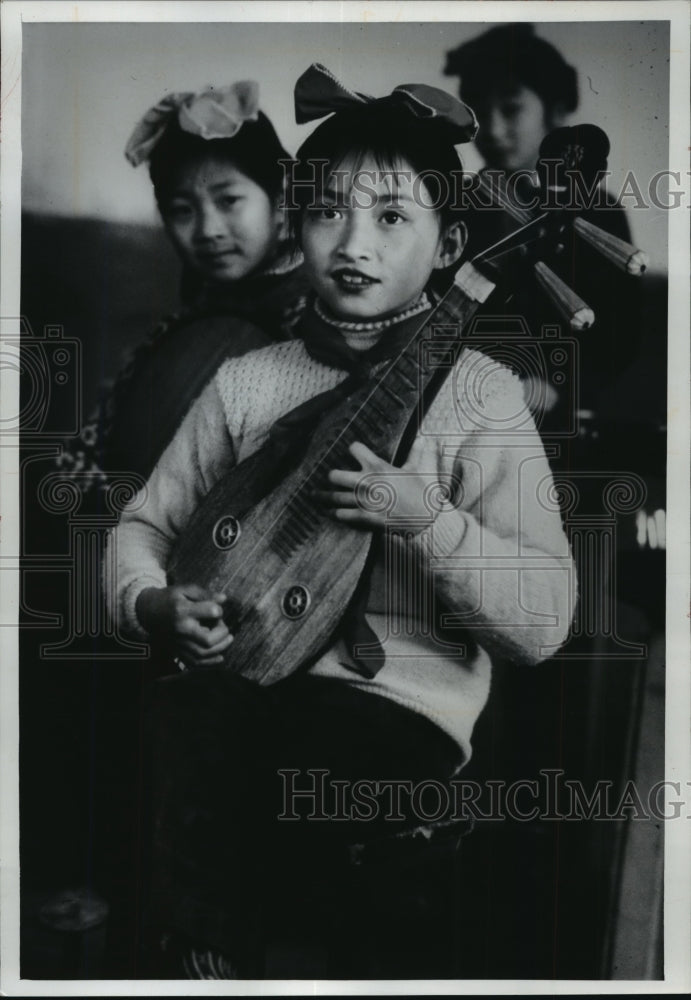 1971 Press Photo Girl Playing Instrument on "Let's Go!" - mja67882-Historic Images