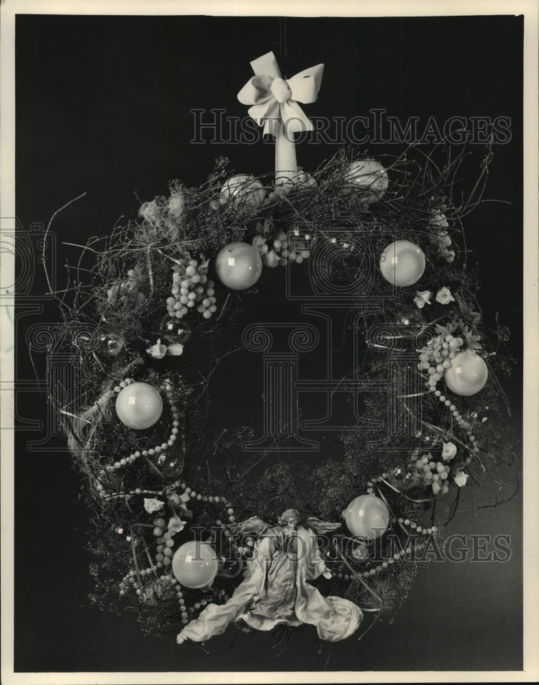 1987 Press Photo Christmas Wreath Made of Silk Flowers &amp; Dried Baby&#39;s Breath-Historic Images