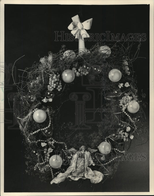 1987 Press Photo Christmas Wreath Made of Silk Flowers & Dried Baby's Breath-Historic Images