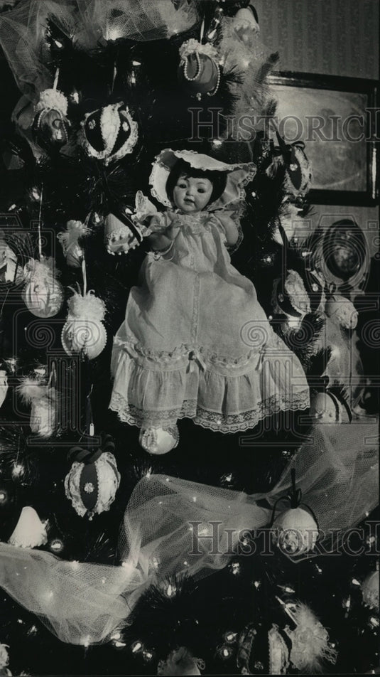 1988 Press Photo "Baby Ruth" doll, copy of a late-1800s toy, on Christmas tree-Historic Images