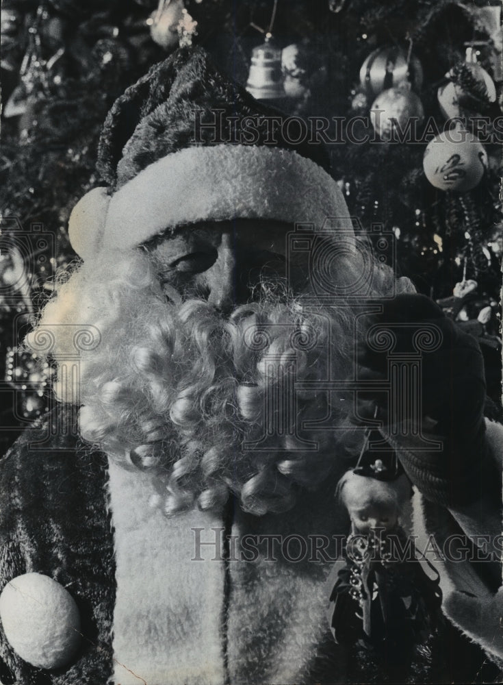 1971 Press Photo Clarence Kenney dressed up as Santa Claus - mja67949-Historic Images