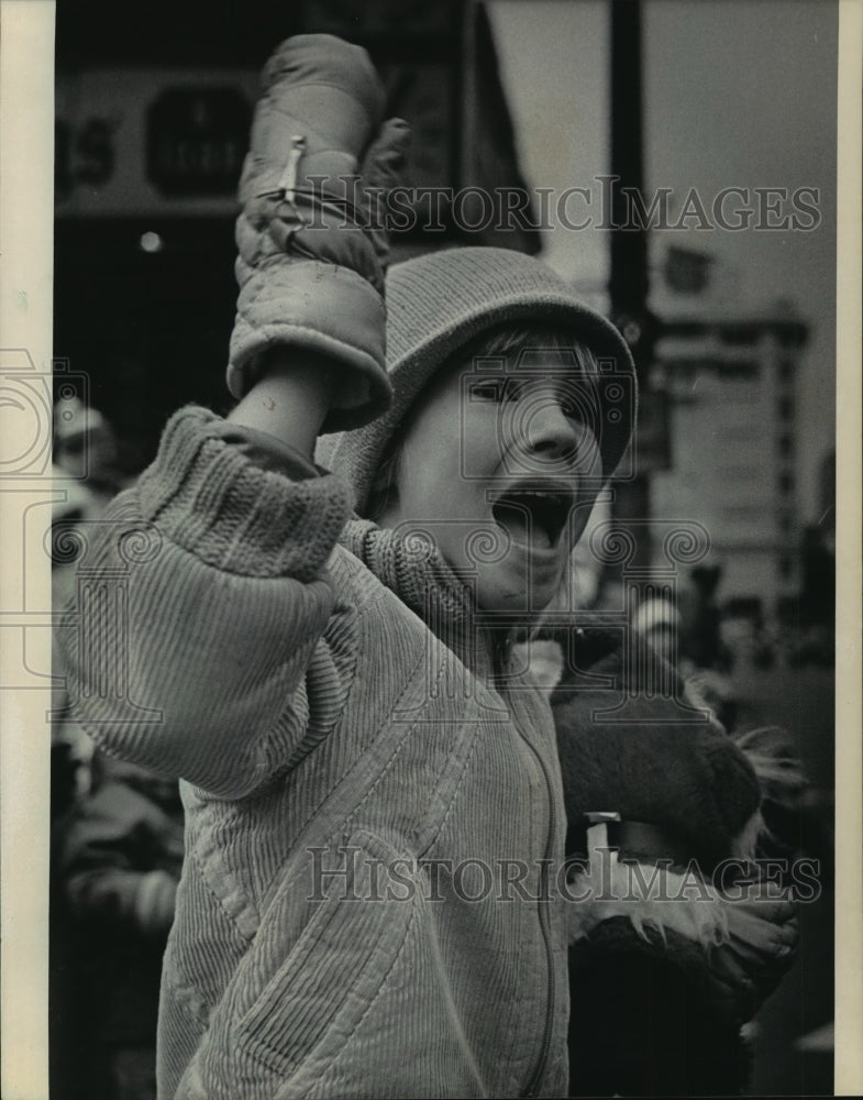 1984 Press Photo Jessica Dober waved to the marchers at Christmas Parade-Historic Images