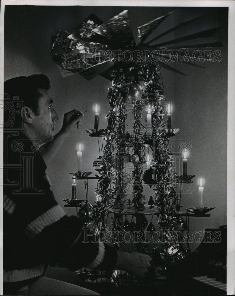 1962 Press Photo John Klabunda lights candle on 80-year-old artificial tree-Historic Images