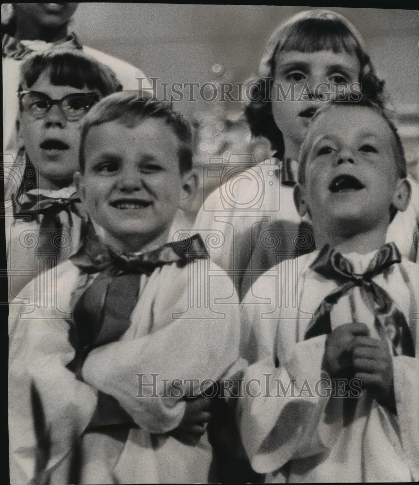 1961 Press Photo David Stickley Winking During Cherub Chorus Performance - Historic Images