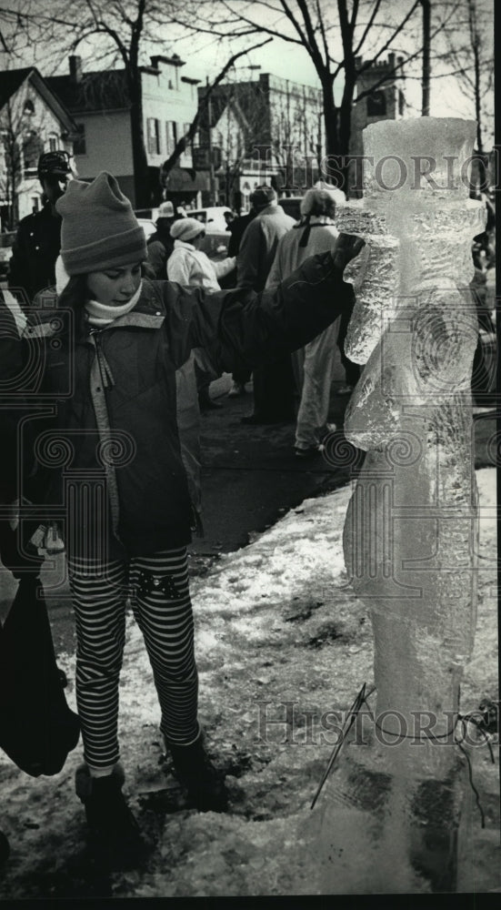 1992 Press Photo Lindsay Schumacher with an Ice Sculpture in Cedarburg - Historic Images