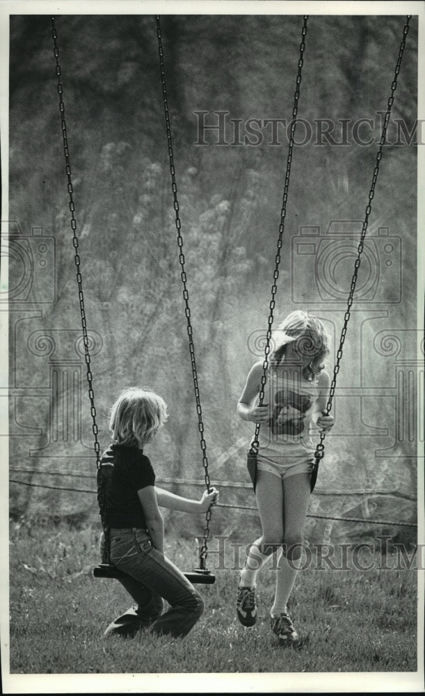 1987 Press Photo Georgia Nyffenegger and Amy Ubersox On Swings In Darlington - Historic Images