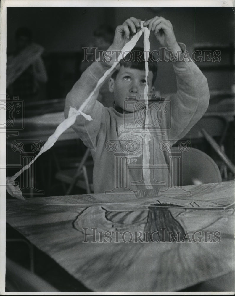 1967 Press Photo Danny Dance Knots for Kite for Shorewood Kite Flying Contest-Historic Images