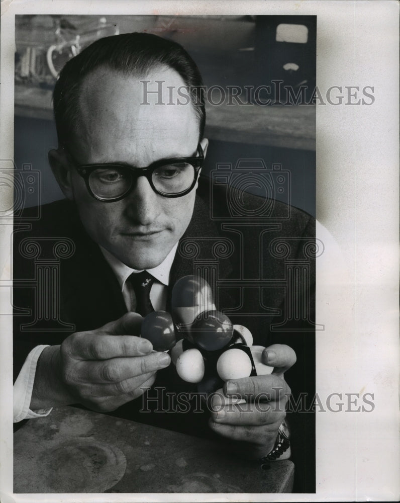 1959 Press Photo Assistant Professor of Anatomy Dr. Lew S. Cunningham-Historic Images