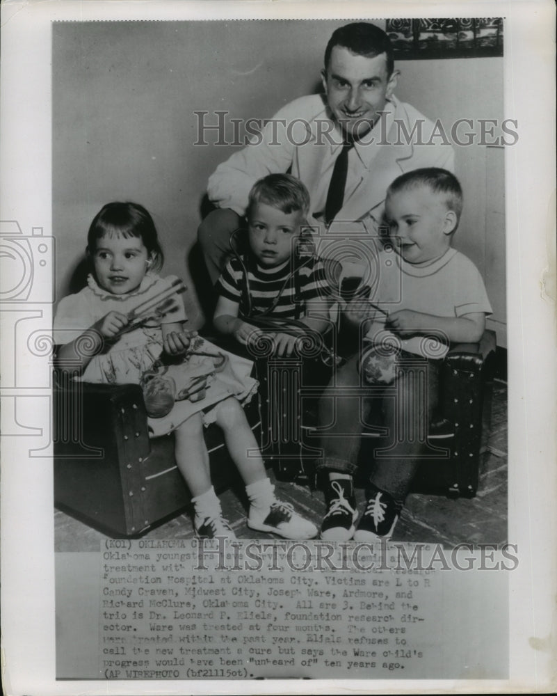 1956 Press Photo Dr. Leonard Eliels and Survivors of Leukemia in Oklahoma City - Historic Images