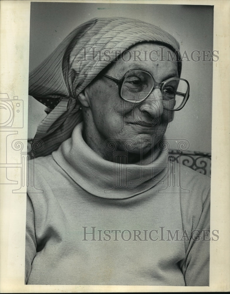 1985 Press Photo Sophie Agbashian wore a bonnet after drug treatments for cancer - Historic Images