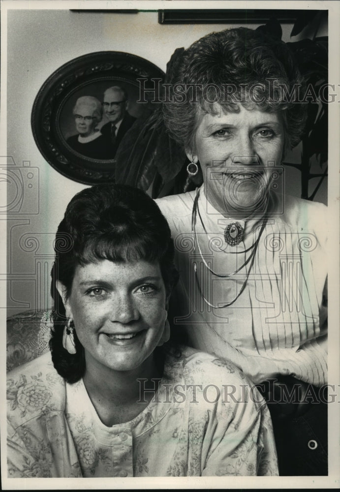 1988 Press Photo Liz Larson &amp; mother, Kathryn Elmquist, battled leukemia and won - Historic Images