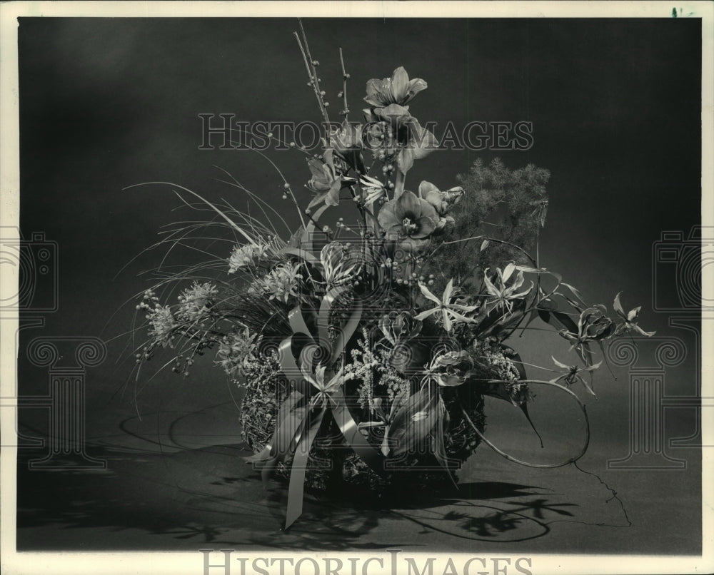 1987 Press Photo Christmas-Flowers in a Shorewood Florist Arrangement - Historic Images