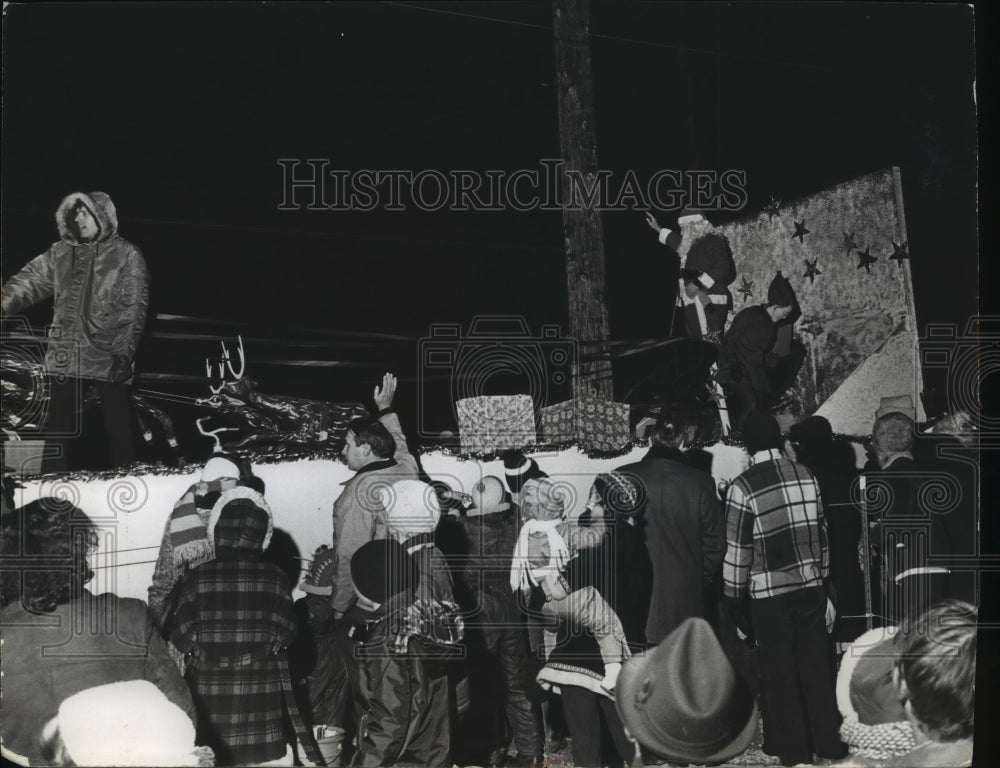 1973 Press Photo Children Waved, Santa Arrived At East Troy Friday - Historic Images