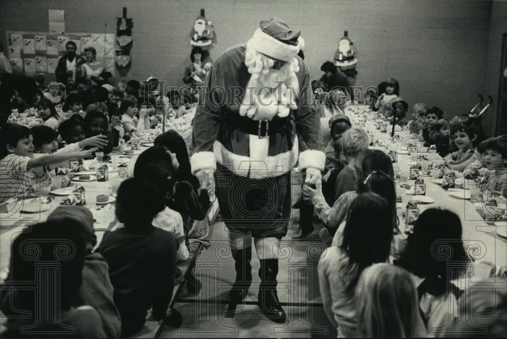 1986 Press Photo Santa Claus Greets Children at Garland Elementary School-Historic Images