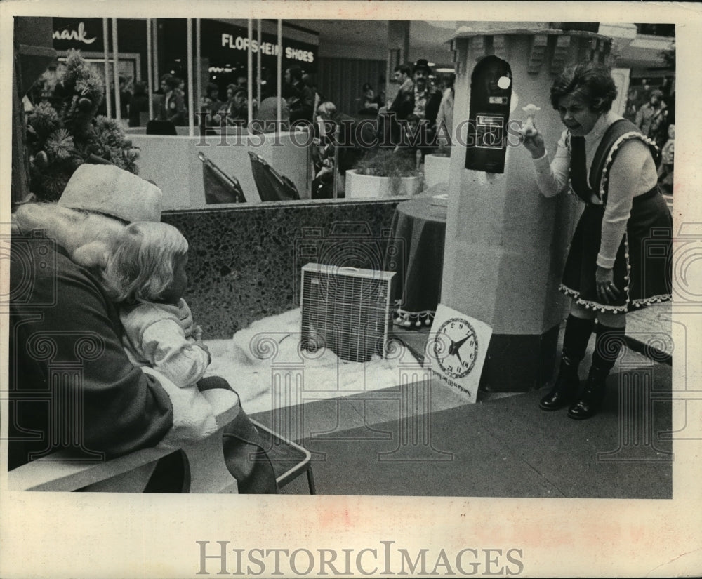 1976 Santa taking photos with visitors in Milwaukee-Historic Images