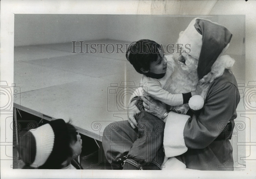 1974 Press Photo Christmas Party for Under-Privileged Children - mja68449 - Historic Images