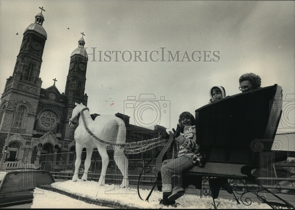 1986 Press Photo Parade Marshal Evelyn Todryk and her granddaughters in sleigh - Historic Images