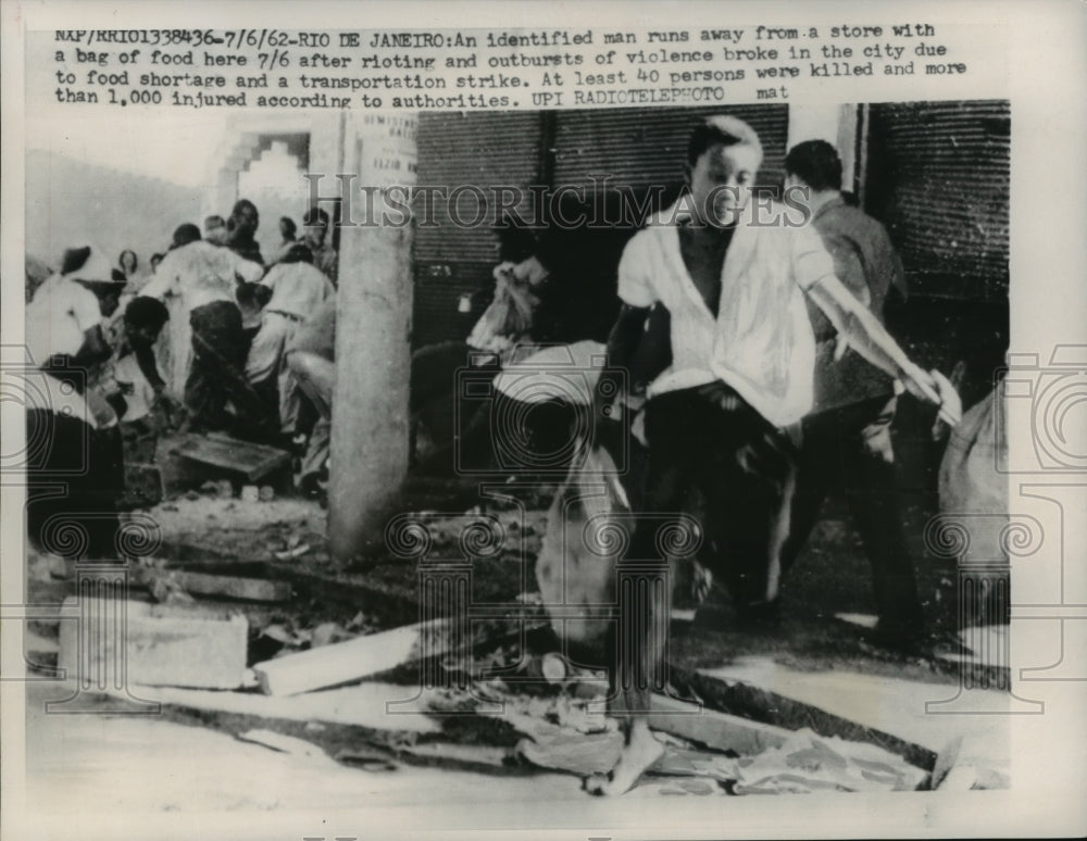 1962 Press Photo Man Running From Store With Food During Riot in Brazil-Historic Images