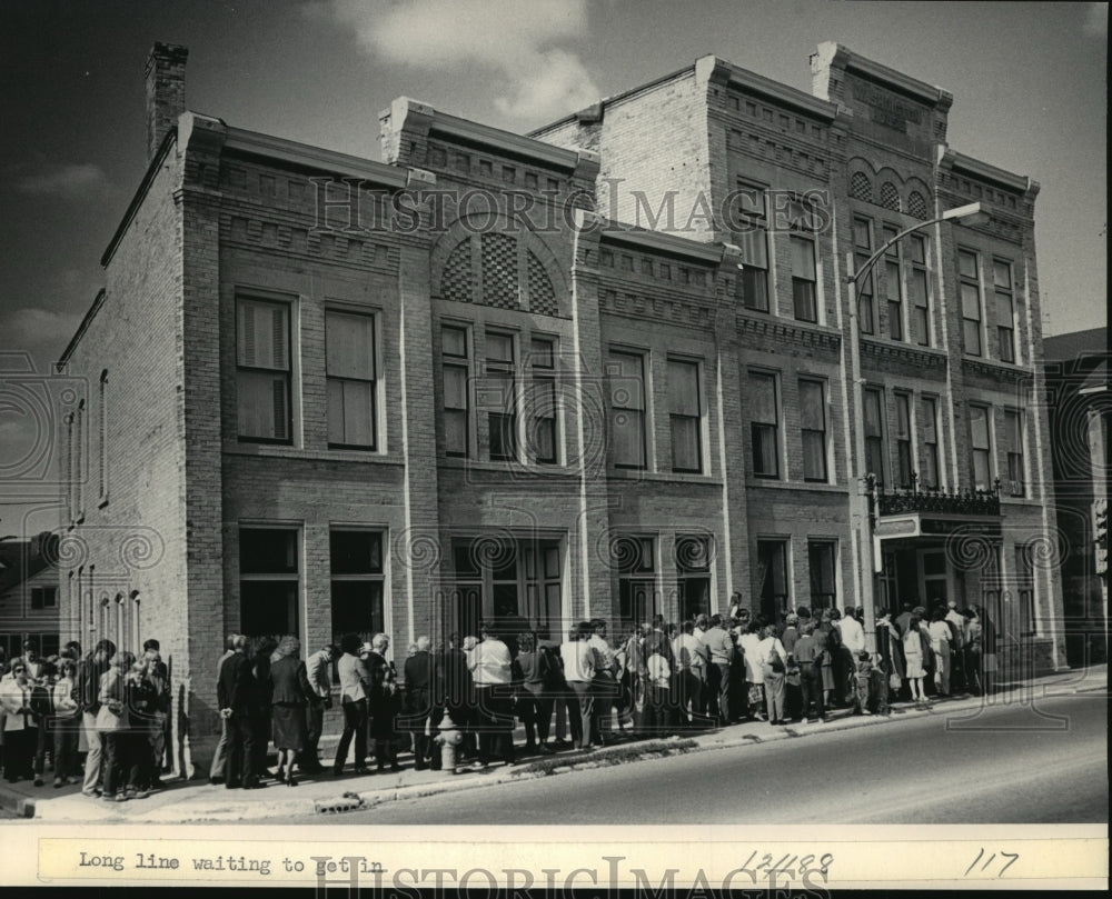 1984 Press Photo Long Line Outside of Washington House Inn, Cedarburg, Wisconsin-Historic Images