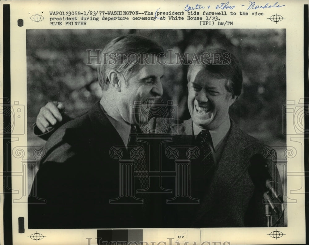 1977 Press Photo Pres Carter Bidding Farewell to the V.P. Mondale, Washington DC - Historic Images