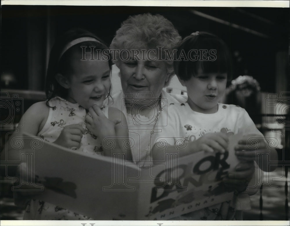 1993 Press Photo Leila Rechcygl Reads to Elizabeth and Emily Anderson-Historic Images