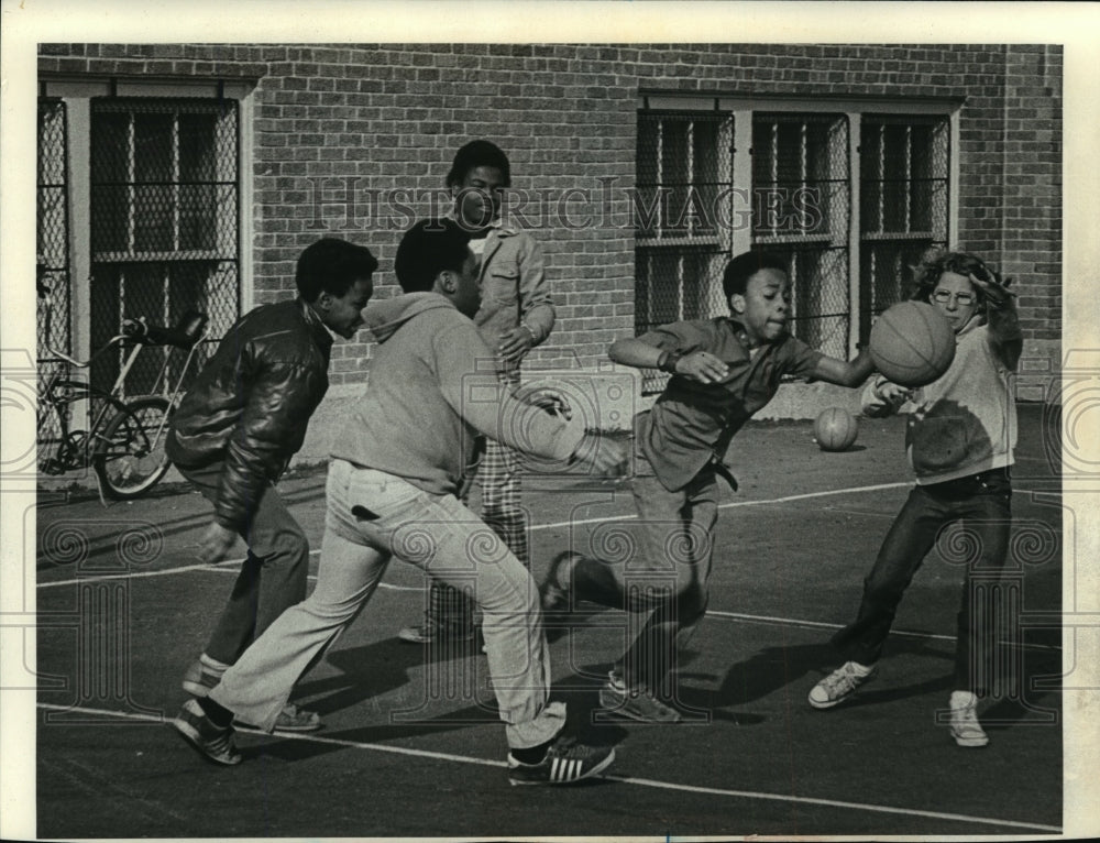 1978 Press Photo Kids Playing at Lincoln Elementary School in Kenosha - Historic Images