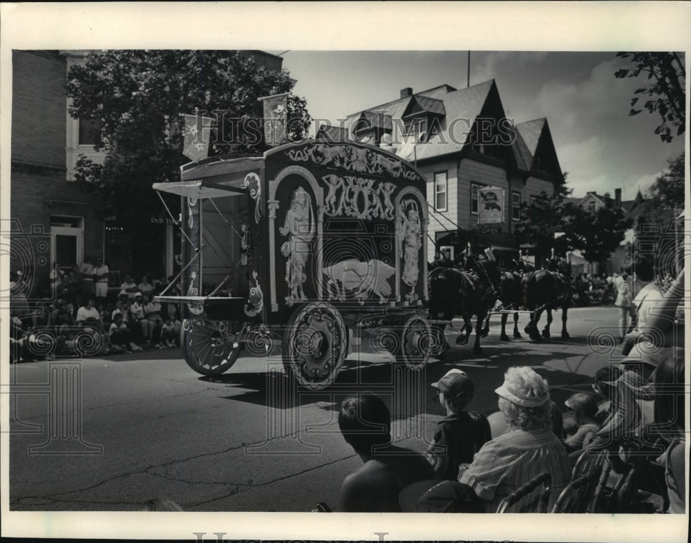1985 Press Photo Old circus calliope wagon in a parade in Cedarburg, Wisconsin-Historic Images