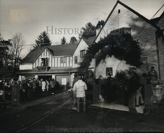 1988 Press Photo Huge Christmas wreath at Bersch home in Bayside - mja68606-Historic Images