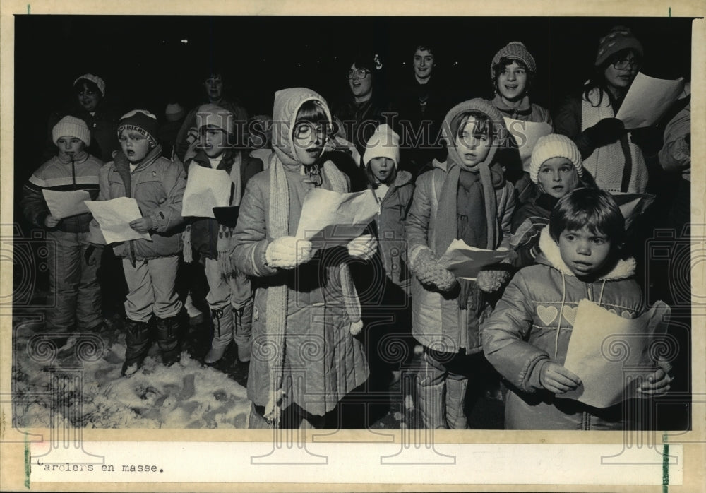 1984 Press Photo Girl Scout troops from Mitchell Elementary school, sing carols. - Historic Images