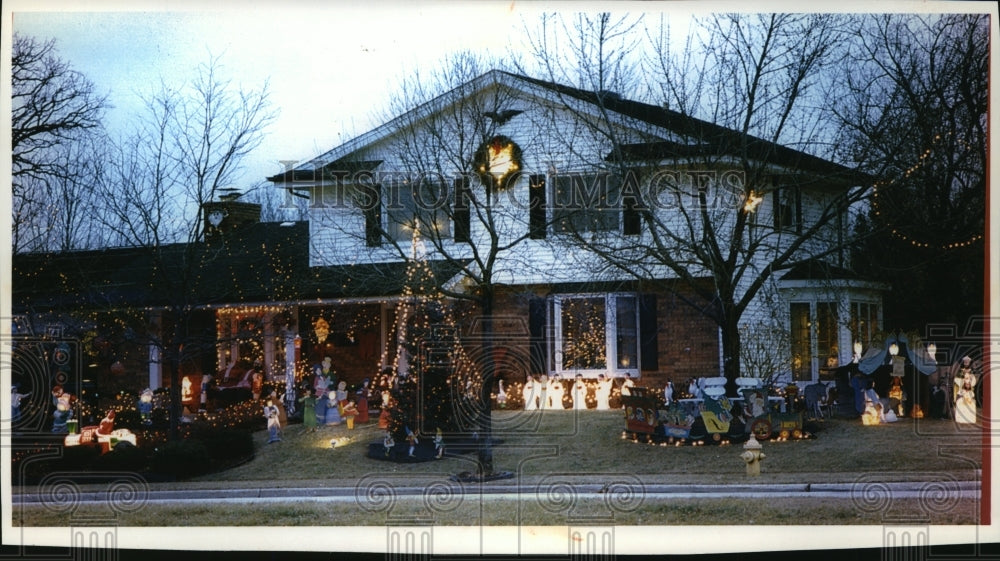 1993 Press Photo Home of Roy & Judith Backlights is decorated for Christmass-Historic Images