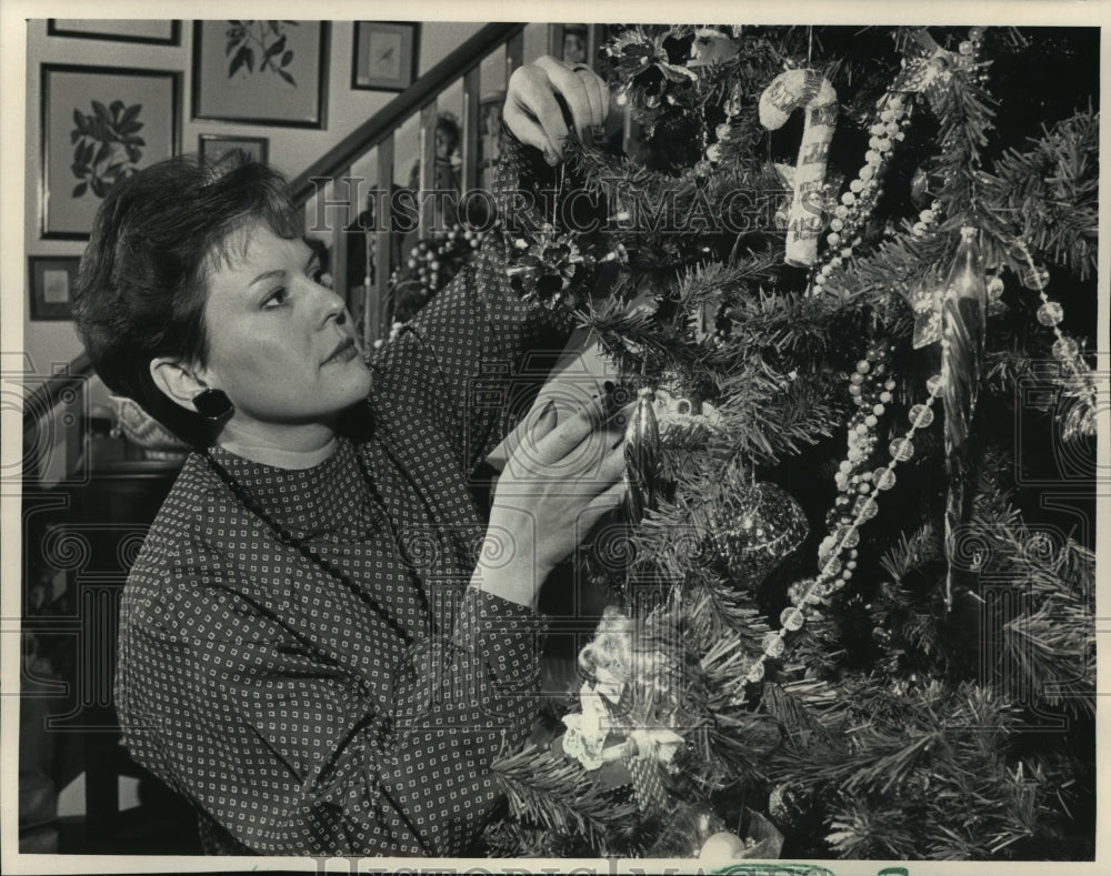 1986 Press Photo Laura Mann, manager of Mologne Interiors, decorates tree.-Historic Images
