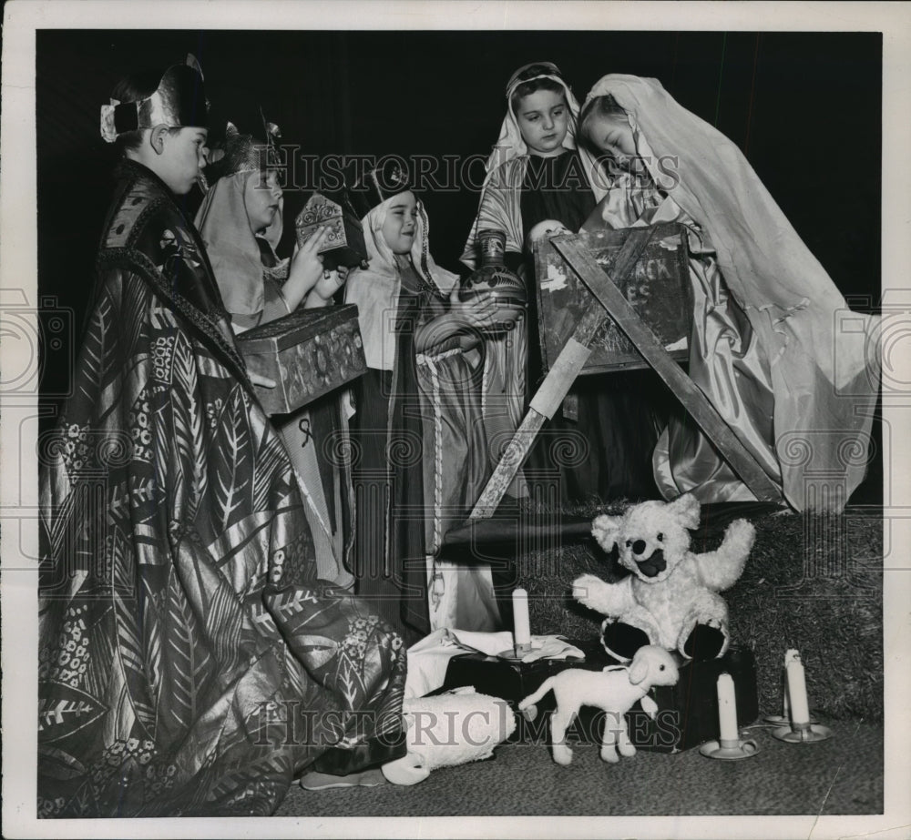1952 Press Photo Youngsters re-enact the nativity scene with a teddy bear-Historic Images