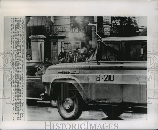 1968 Press Photo Policeman shoots into the air in Rio de Janerio to disperse. - Historic Images
