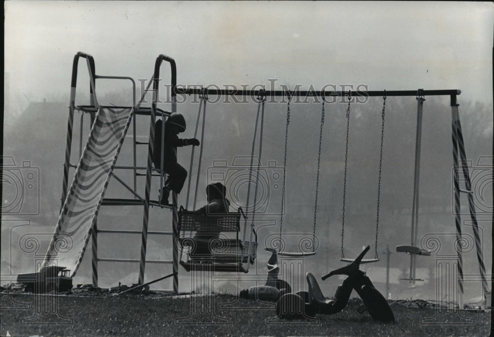 1979 Press Photo Amy &amp; Matthew Babe play on swings in their backyard. - Historic Images