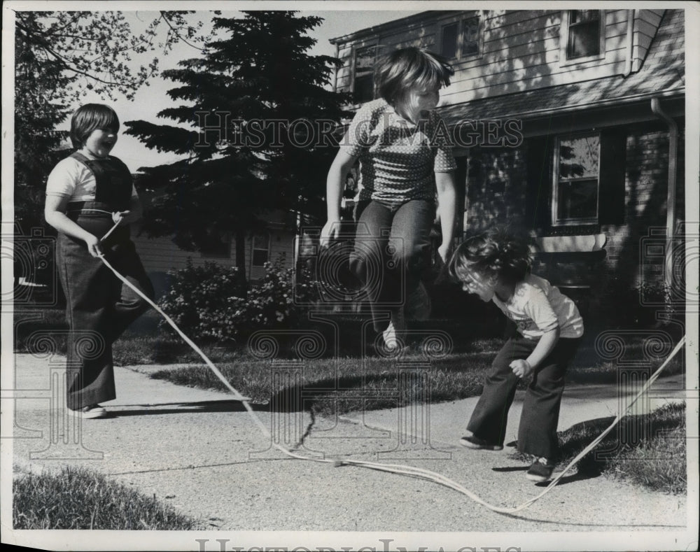 1976 Press Photo Madrice and Her Sisters, Paige and Carrie in Glendale-Historic Images