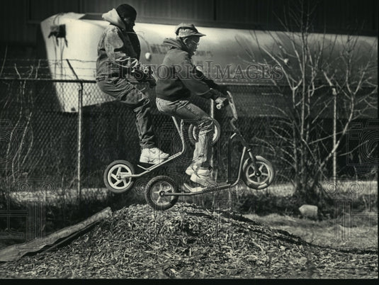 1988 Press Photo Janarro Bradley and James Duke on Scooters in Milwaukee-Historic Images